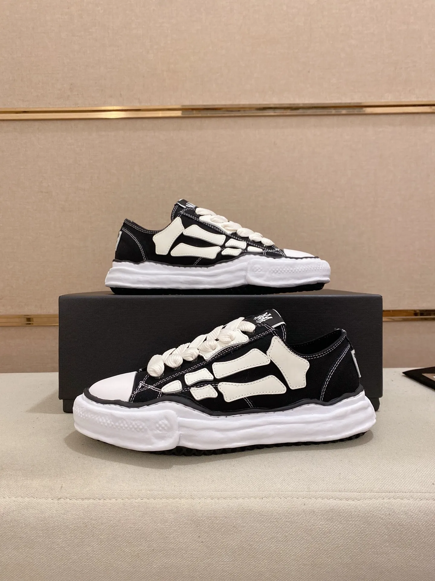 Men's shoes 💰: 580💰 High version [AMIRI] high-end men's shoes brand official website 1:1 latest masterpiece: original mold customization, the fabric is made of imported original materials, upgraded foam outsole, lighter and non-slip. The market's top quality, simple yet tasteful, a must-have for fashionistas, fashionable at your feet, full of confidence, the same style at the counter 👍The summer season is here. Code: 39-44. Can be customized45